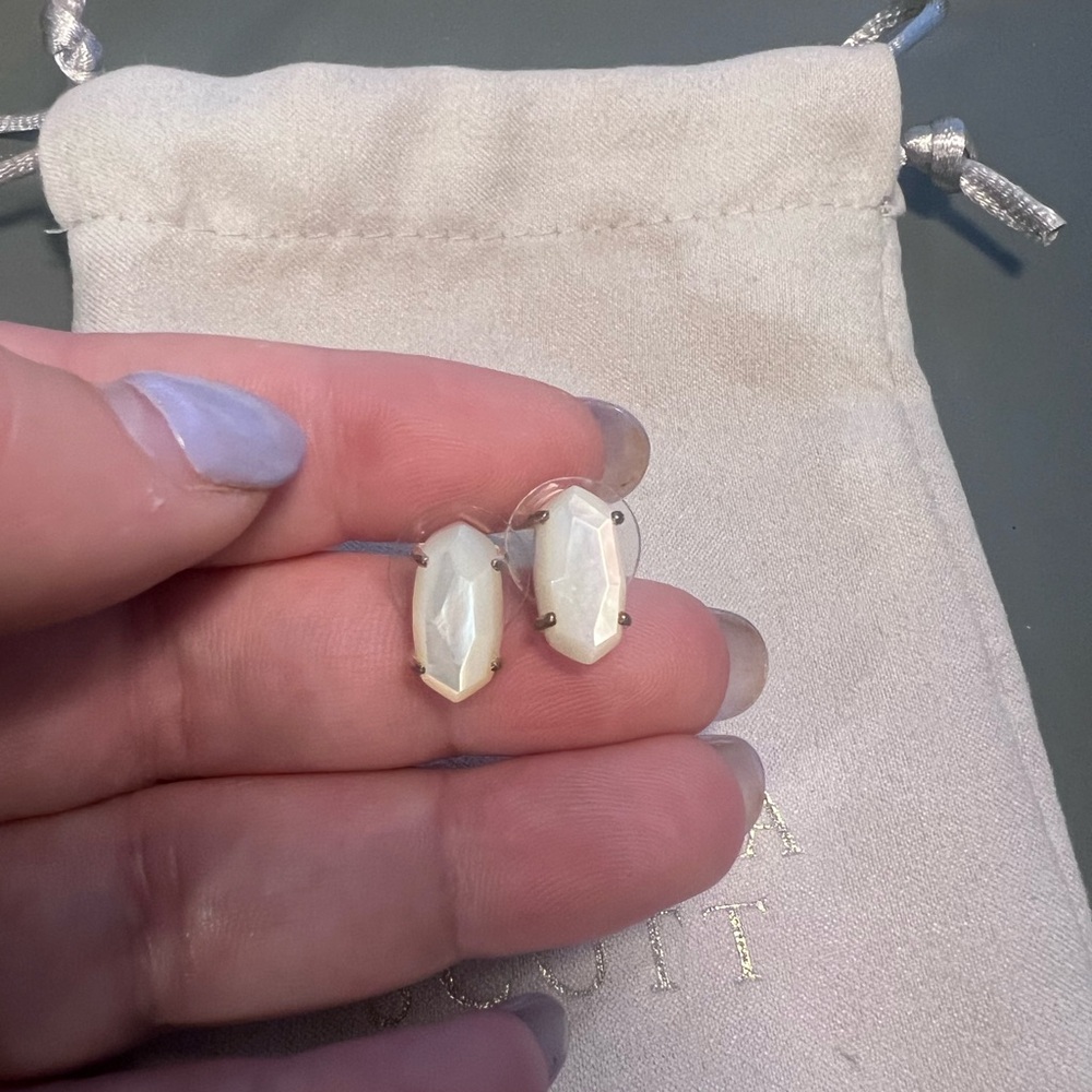 KENDRA SCOTT BETTY white pearl and gold stud earrings
